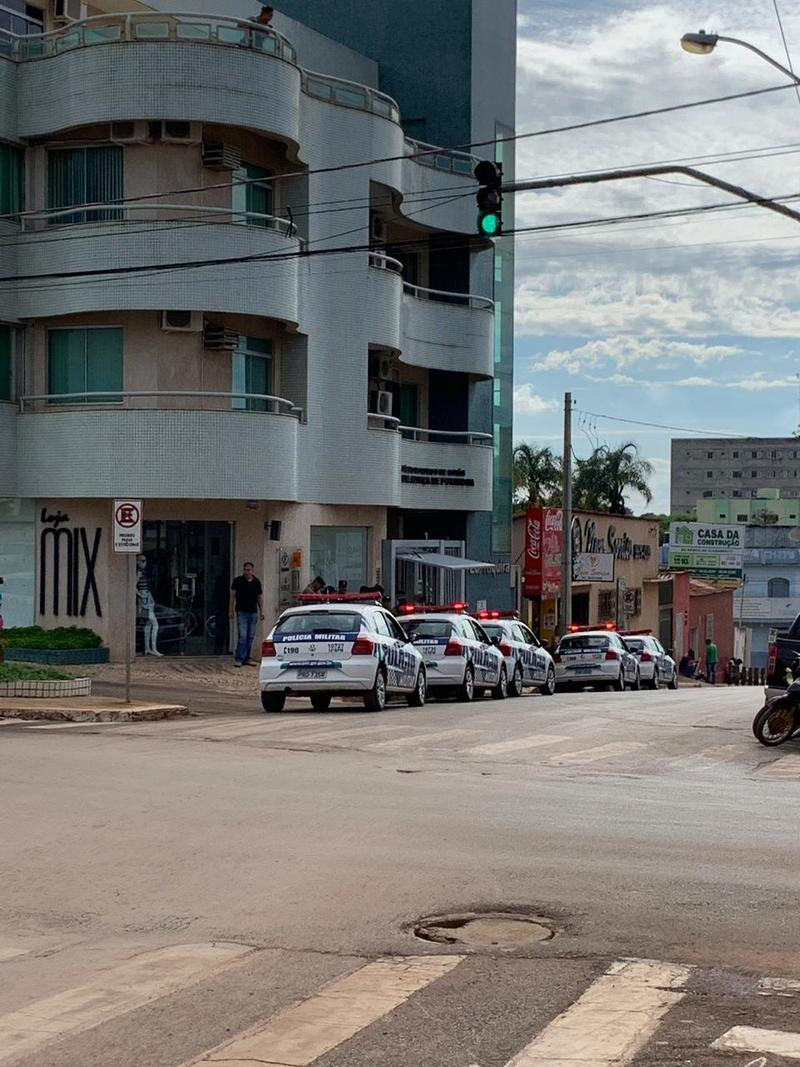 MP e Polícia Militar, fazem busca e apreensão na cada de funcionárias da Prefeitura.