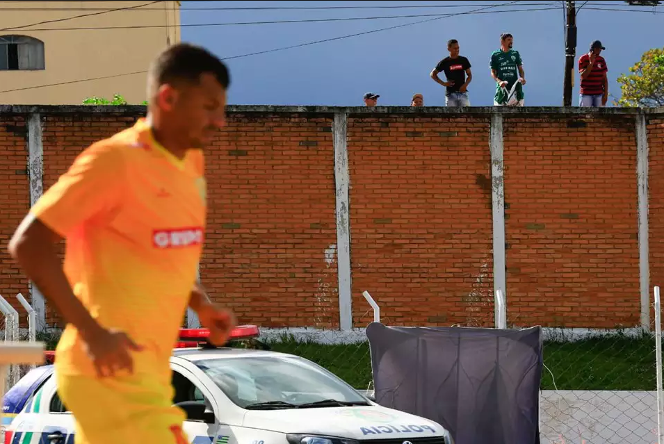 Torcida do Formosa improvisa para ver a partida. Foto: Rafaela Felicciano - Metrópoles