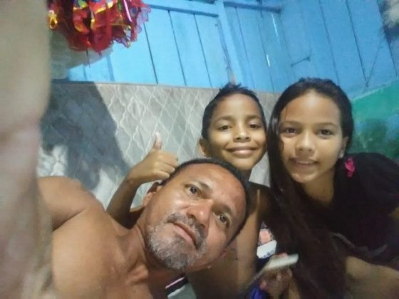 Há 8 anos, Ricardo cuida sozinho das crianças que foram abandonadas pela mãe. Foto: Arquivo pessoal