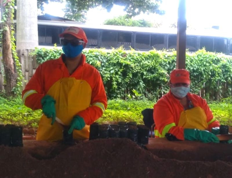 Rogério (à esquerda) diz que “diante das dificuldades da vida, a única solução é estudar” (Foto: Reprodução)