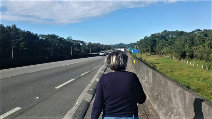 Cleusa se arrisca no acostamento da estrada para nenhum aluno perder o ano letivo. Foto: Herison Schorr