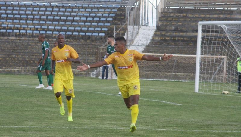 Almir (D) testa firme e marca o gol do Brasiliense aos 39 minutos do primeiro tempo. Resultado garante o jacaré na próxima fase do Candangão – Foto: Marco Antônio Tchefy/Agência EB