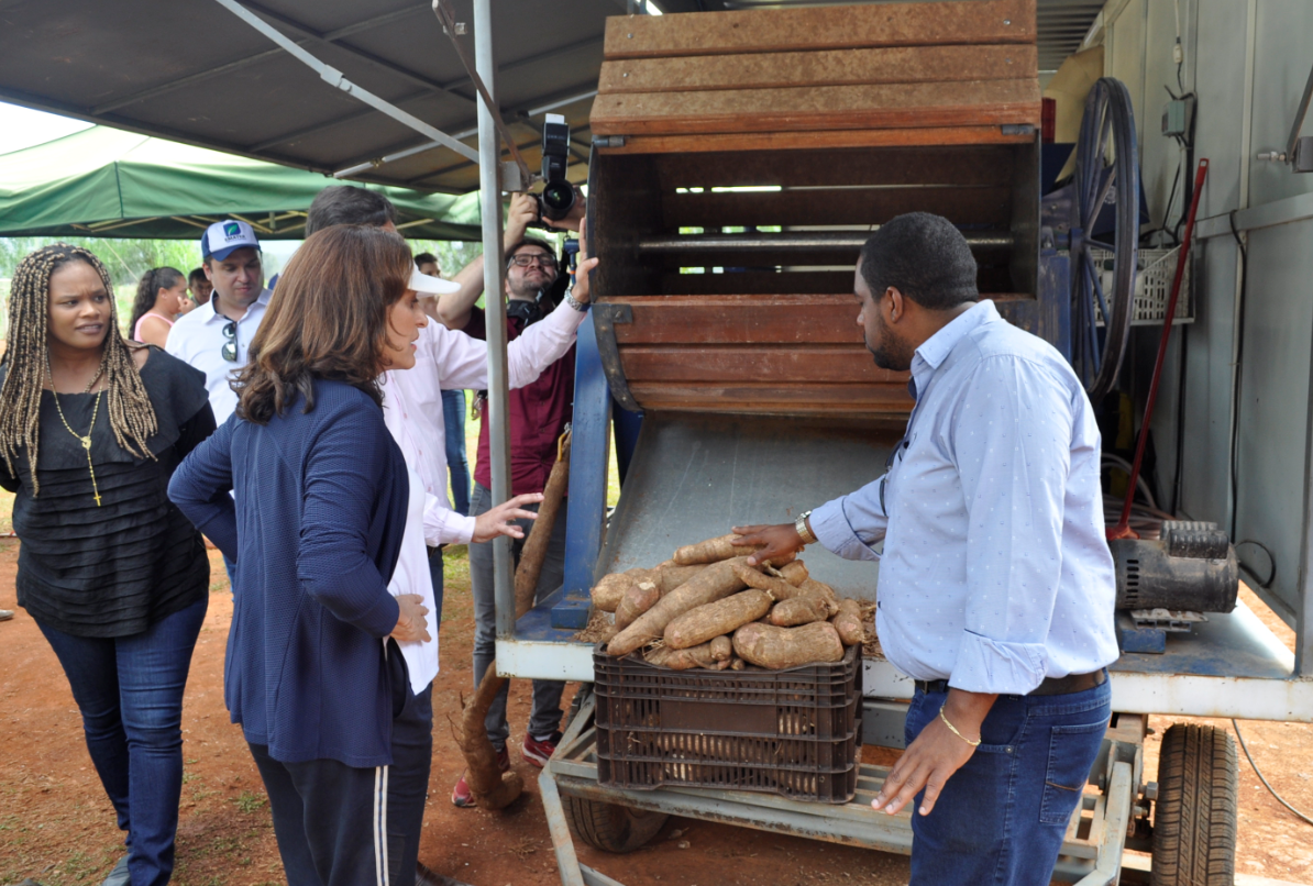 Jesiel Campos, Geógrafo e coordenador do Instituto Transformar explica o funcionamento da Casa de Farinha Móvel, para Gracinha Caiado - Foto: Elias Lopes