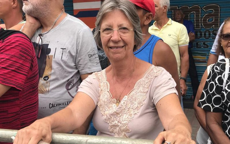 A artesã Zena Lima, de 79 anos, recorda-se de quando participava do desfile pela escola — Foto: Vanessa Chaves/G1