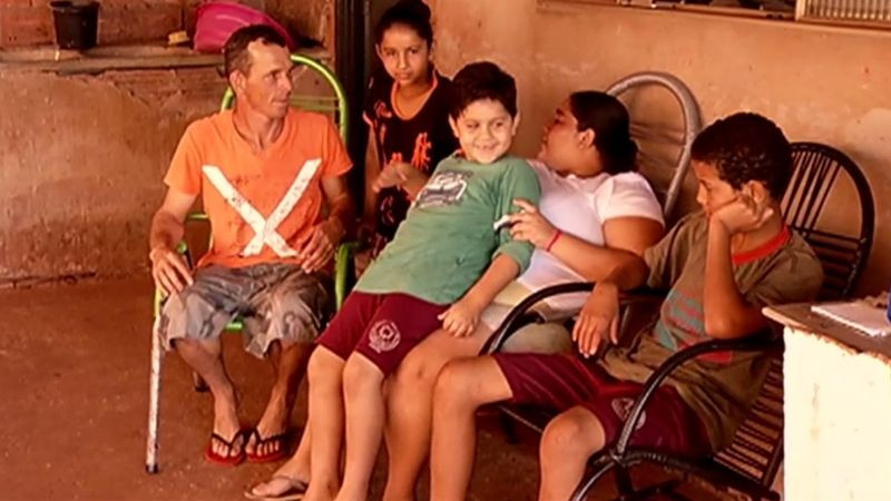 Atitude do menino em doar o ovo de galinha acabou também resultando em ajuda para a família dele — Foto: Reprodução/TV Anhanguera