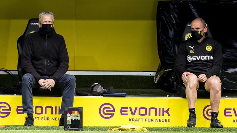 Lucien Favre e auxiliar respeitando distância estabelecida (Foto: Getty Images)