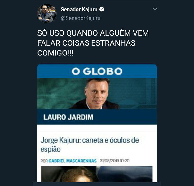 Kajuru diz que só usa caneta e óculos de espião quando alguém vai falar “coisas estranhas” com ele | Foto: Reprodução / Twitter