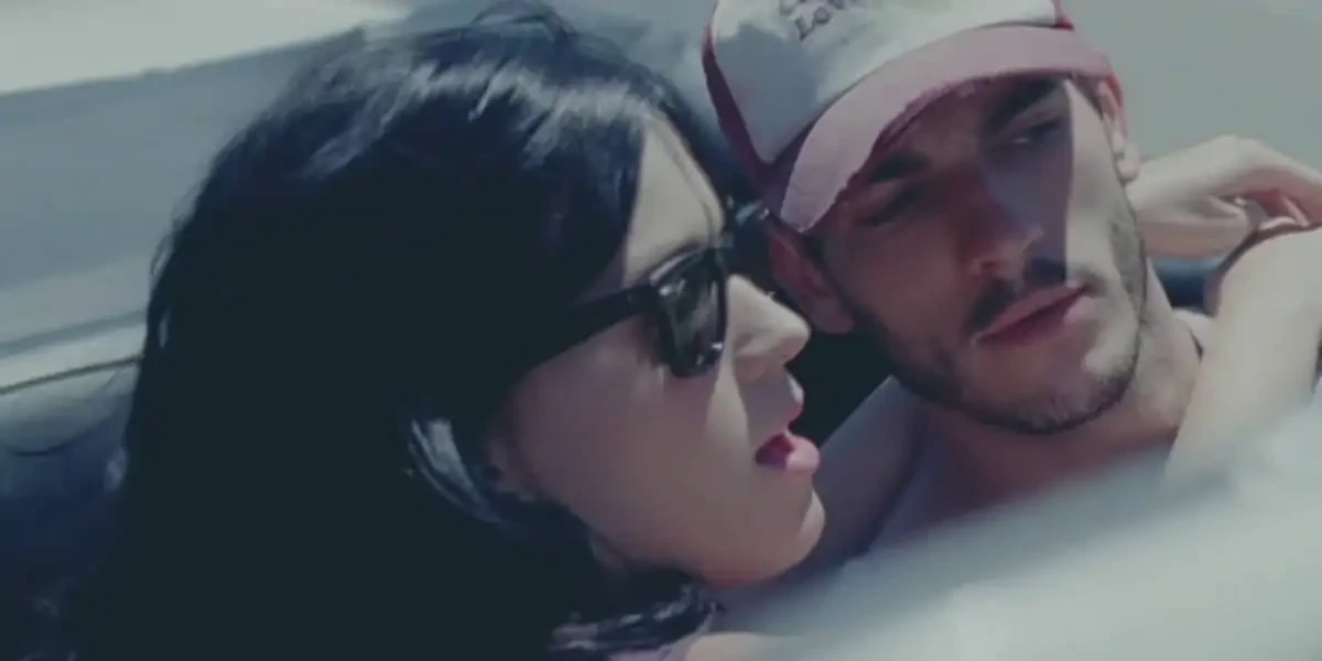 Katy Perry e Josh Kloss no clipe de ‘Teenage Dream’ (Foto: Reprodução/YouTube)