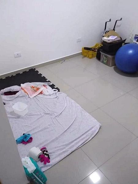 Mãe da menina disse que mantinha filha presa há cerca de cinco meses, dormindo no chão em cima de uma placa de borracha (Foto: Reprodução/UOL)