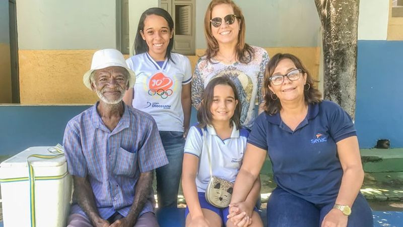 Barbara alfabetizou Zezinho, vendedor de picolé em Crato (CE). Foto: Alana Soares/Agência Miséria