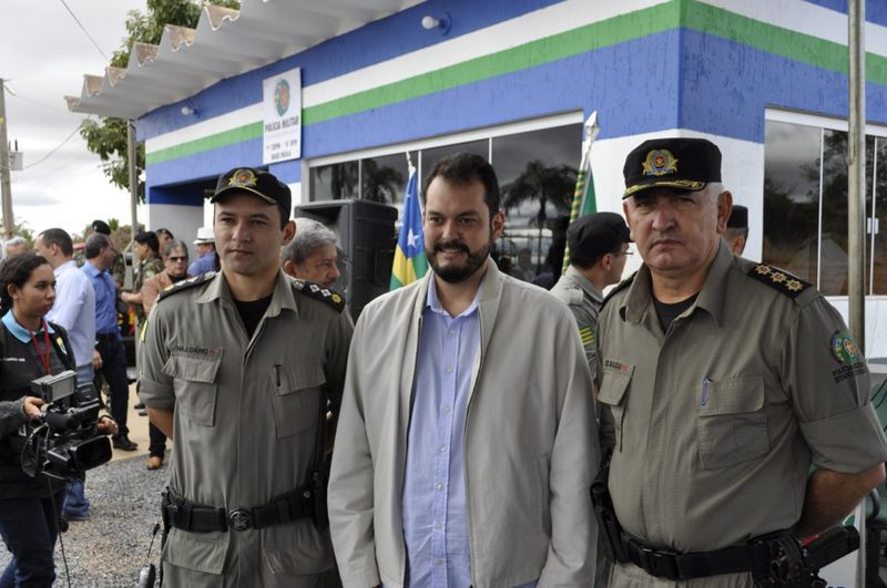 Prefeito Gustavo Marques ao centro, esq. Major Dário, Cmte 16º BPM e Coronel Raíza, Cmte 11º CRPM - Foto: Elias Lopes