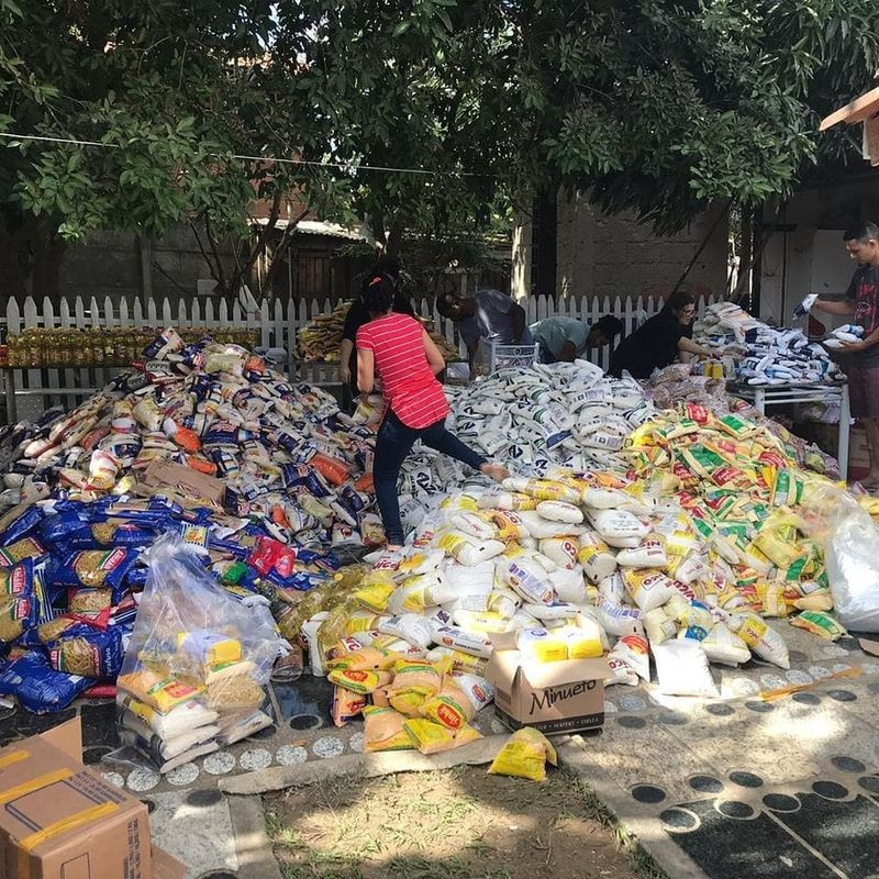 Montanha de alimentos arrecadados por Richarlison — Foto: Reprodução/Instagram