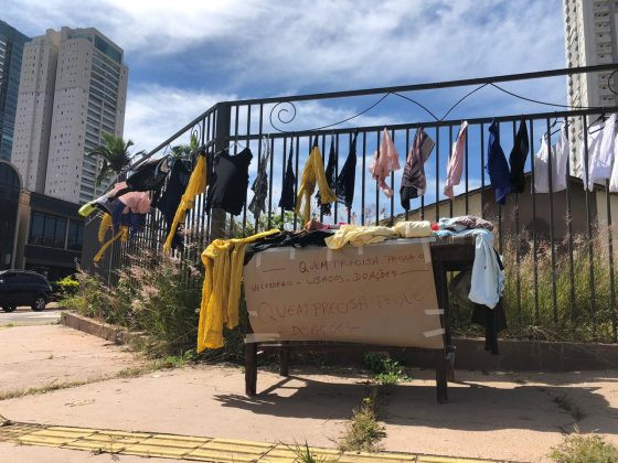 Roupas doadas disponíveis para a população carente. Foto: Curta Mais / Marcelo Albuquerque
