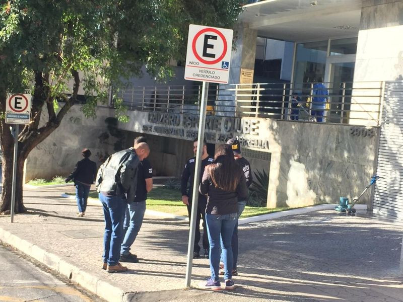 Policiais civis cumprem mandados de busca e apreensão na sede do Cruzeiro nesta manhã. — Foto: Vladimir Vilaça/TV Globo