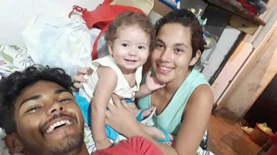 O jovem pai e bikeboy sustenta a família com apenas R$200 que recebe do Bolsa Família. Foto: Arquivo Pessoal