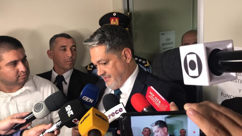 Juiz Marko Valinotti fala com a imprensa após ouvir o depoimento de Ronaldinho e Assis — Foto: Martín Fernández