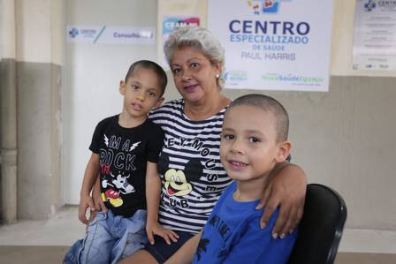 A artesã Maria José Duque com os netos Miguel e Sammuel aprovou a reforma.