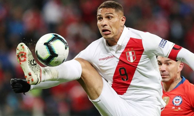 Autor do terceiro gol, Guerrero domina a bola na vitória do Peru sobre o Chile Foto: AMANDA PEROBELLI / REUTERS